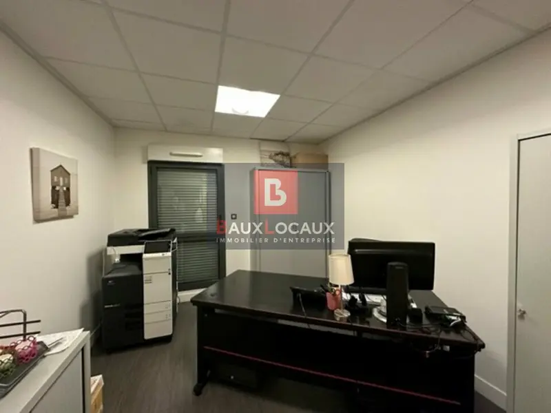 Avignon bureau d'environ 13 m² au 1er étage d'un immeuble de bureaux