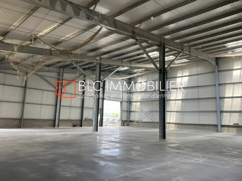 ENTREPOT A LOUER 2160 M² SUR UN TERRAIN DE 5 000 M² - FOS SUR MER