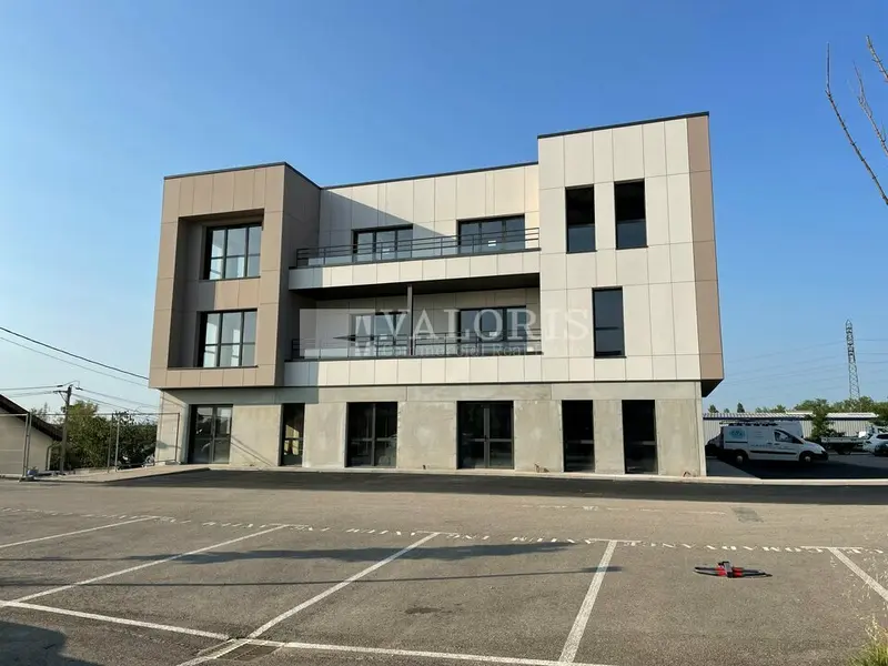 A vendre Bureaux 1654.38m² Limas
