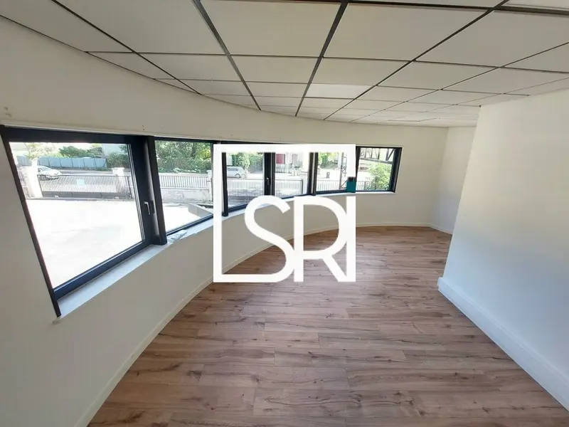 LOCATION BUREAUX 125 M² - BÂTIMENT MODERNE - 63 300 THIERS