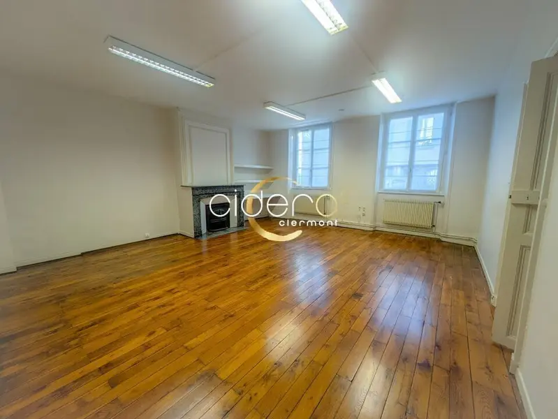 À Louer Bureau de caractère au cur de Riom - 100 m²