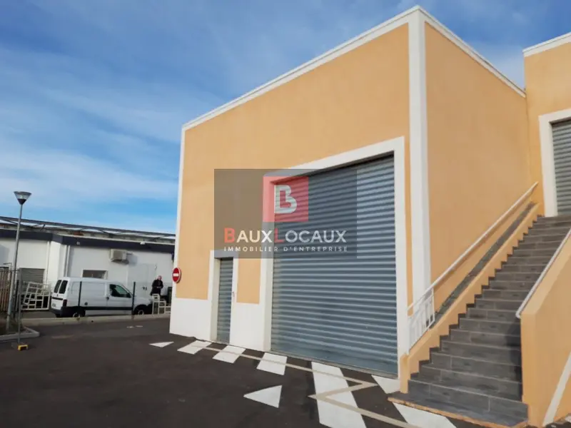 LOCAL COMMERCIAL D'ENVIRON 148 m² AVEC PARKING 