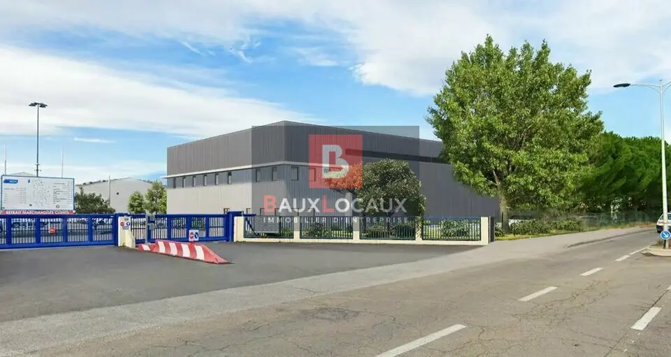 ENTREPÔT LOGISTIQUE AVEC QUAIS NIVELEURS