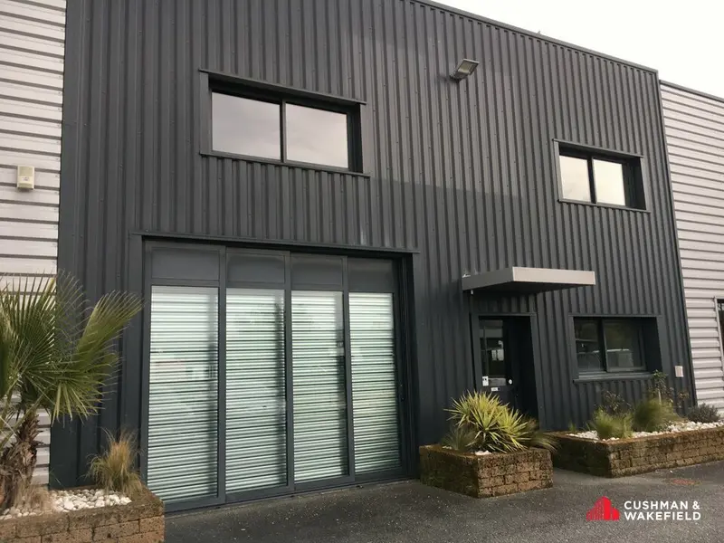 ST JEAN D'ILLAC LOCAL D'ACTIVITES A LOUER