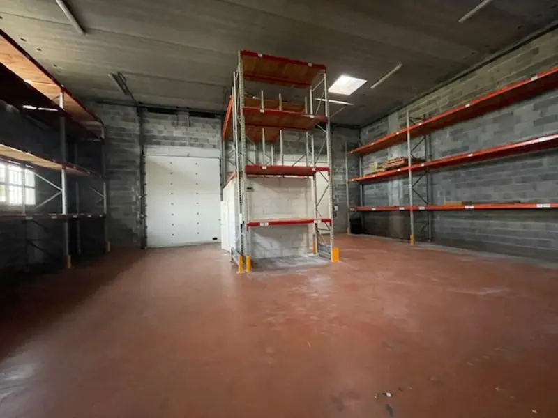 LOCAL D'ACTIVITE DE 455 M² AVEC STOCKAGE EXTERIEUR ET VISIBILITE