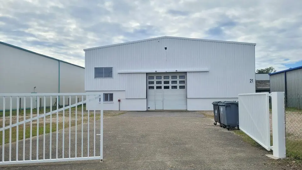 Beau bâtiment indépendant sur un terrain de 2017 m².