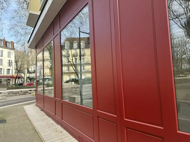 LOCATION LOCAL COMMERCIAL 64 M² - PARC KENNEDY - 03200 VICHY 