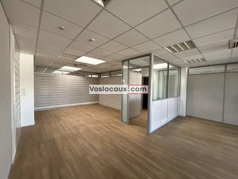A la location :  Locaux de 300m²  à louer au CANNET