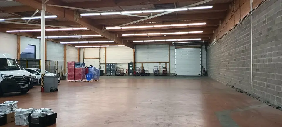 Beau local d'activités - Emplacement stratégique.