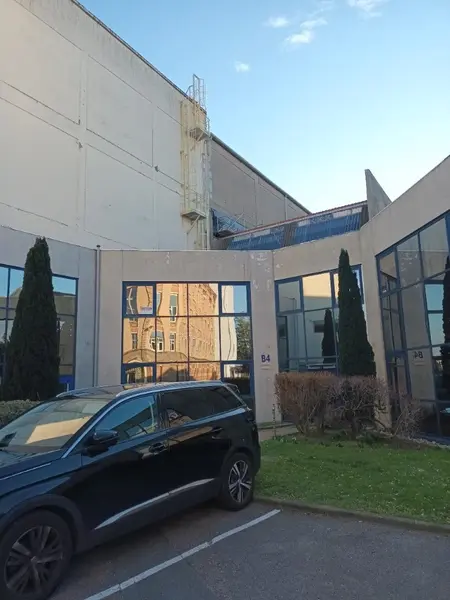 A proximité des boulevards industriels.