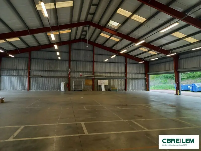 A LOUER - LOCAL D'ACTIVITES / MESSAGERIE - TERRAIN CLOS.