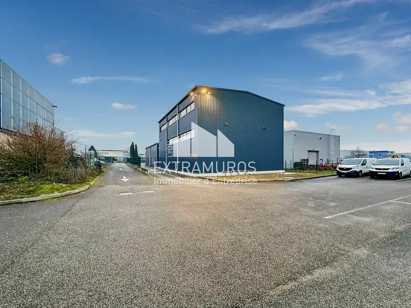 Local d'activité mixte de 906 m² + terrain constructible