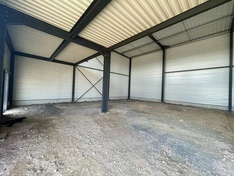 Local disponible à l'achat  sur MONDEVILLE 