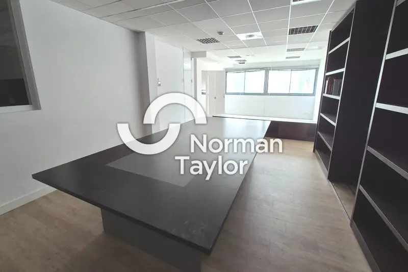 A louer Bureaux 233.6m² Perpignan