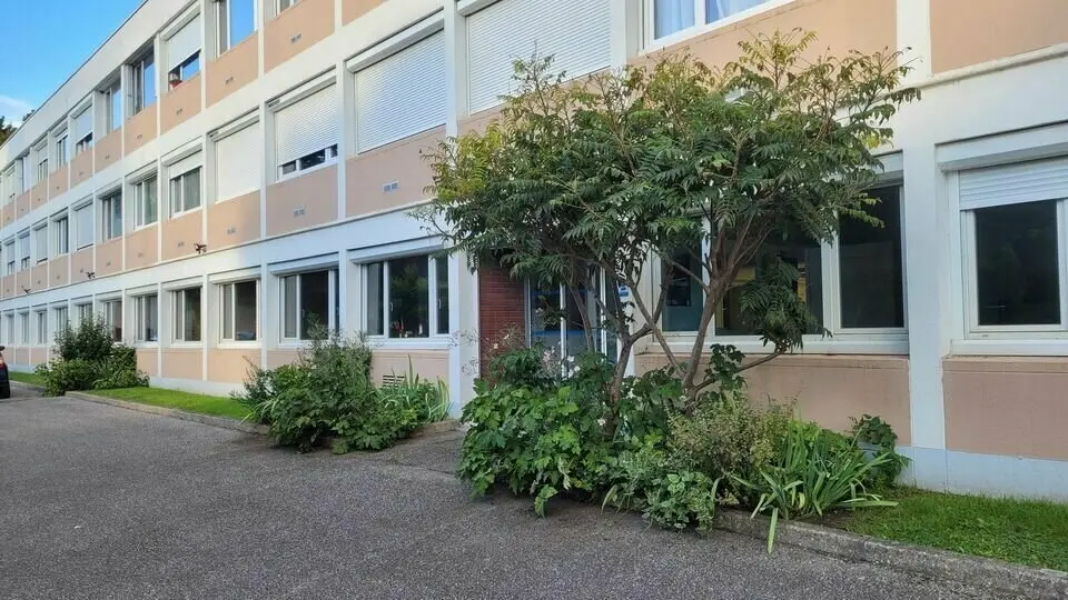 BUREAUX AVEC ESPACES PARTAGES EN TRES BON ETAT.
