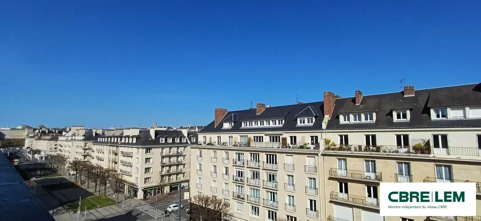 AU COEUR DU CENTRE-VILLE - BUREAUX REFAITS A NEUF.