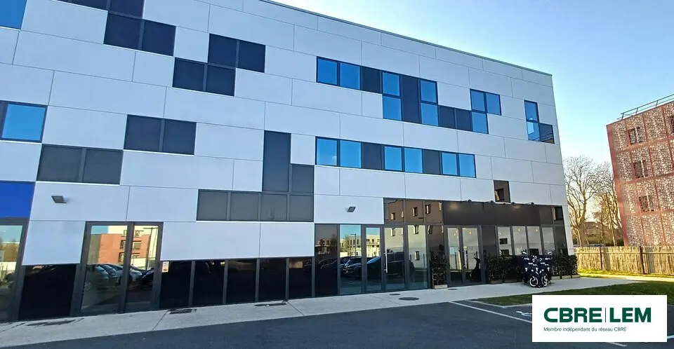 PLATEAU NEUF SUR AXE PASSANT.