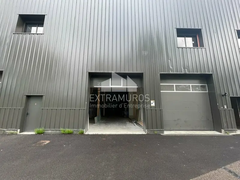 Local d'activité de 180m² avec une grande hauteur de 8M