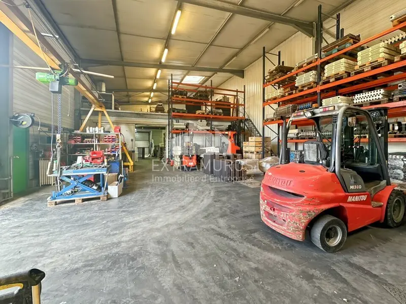 Local d'activités de 610m² avec quai à Marcilly-D'azergues