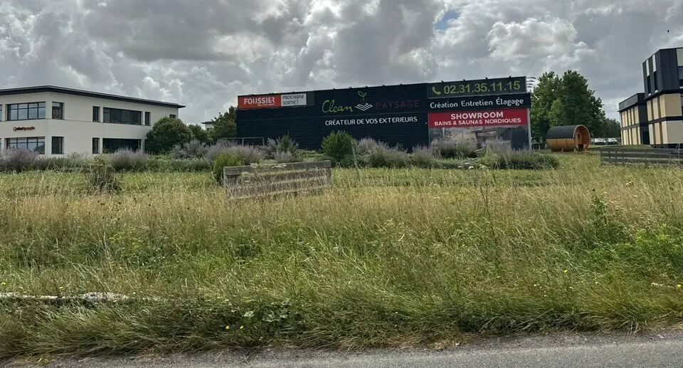 Local d'activité avec showroom en façade de périphérique à IFS.