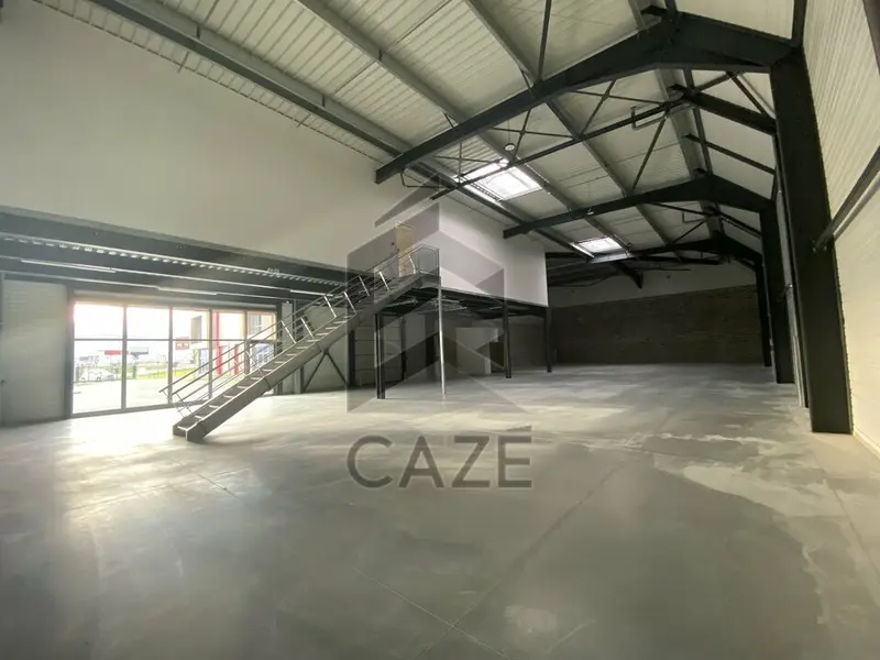 LOCAUX D'ACTIVITES / SHOWROOM - SORTIE 24