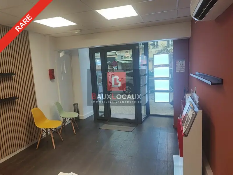 Location local commercial 93 m² salon de Provence