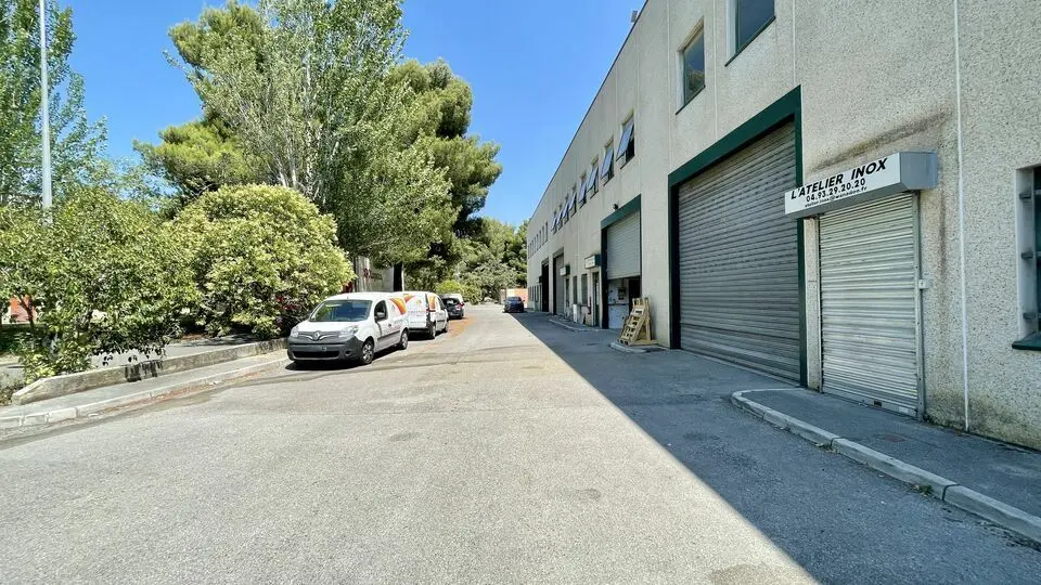 A louer : Locaux d'activité en 1er étage de 180 m²  à CARROS