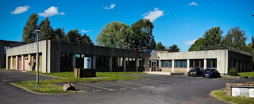 RARE - IMMEUBLE INDEPENDANT DE BUREAUX AVEC GARAGE ET PARKING.
