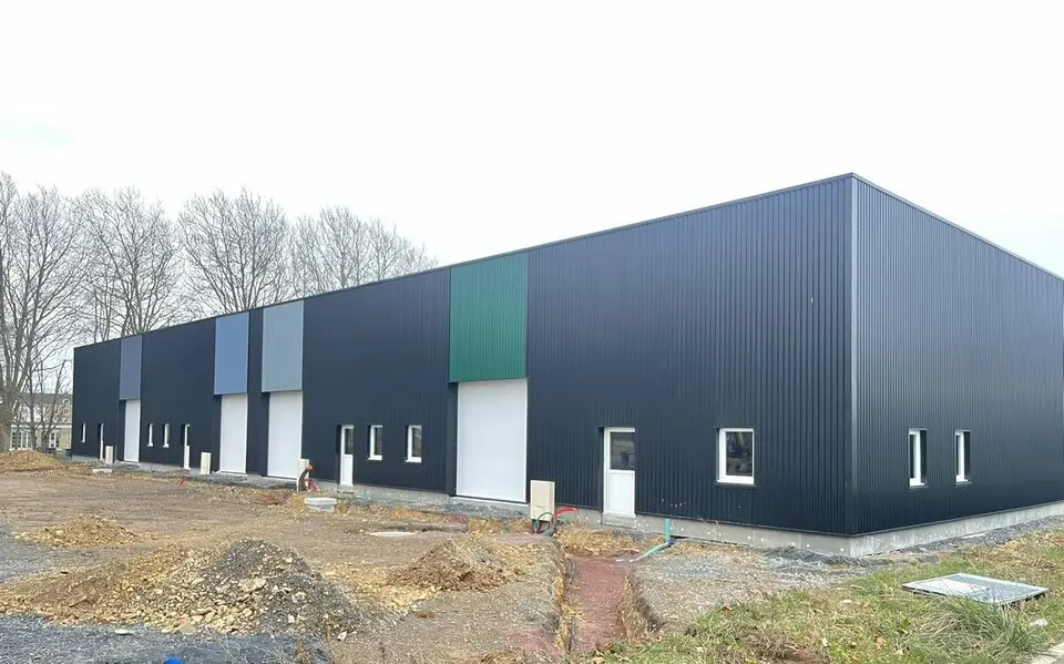 Cellule d'activité neuve à louer ou à vendre d'environ 224 m².