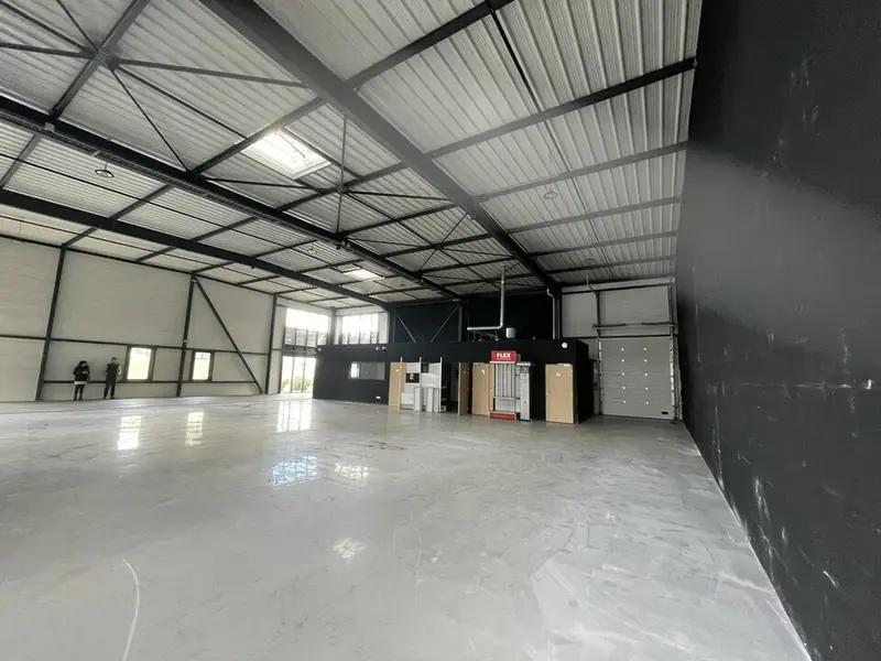 A vendre  surface d'activité / bureaux 424 m²