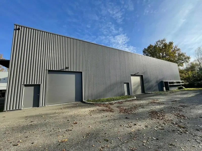 BRUGES - BATIMENT DE 786 M² A LOUER