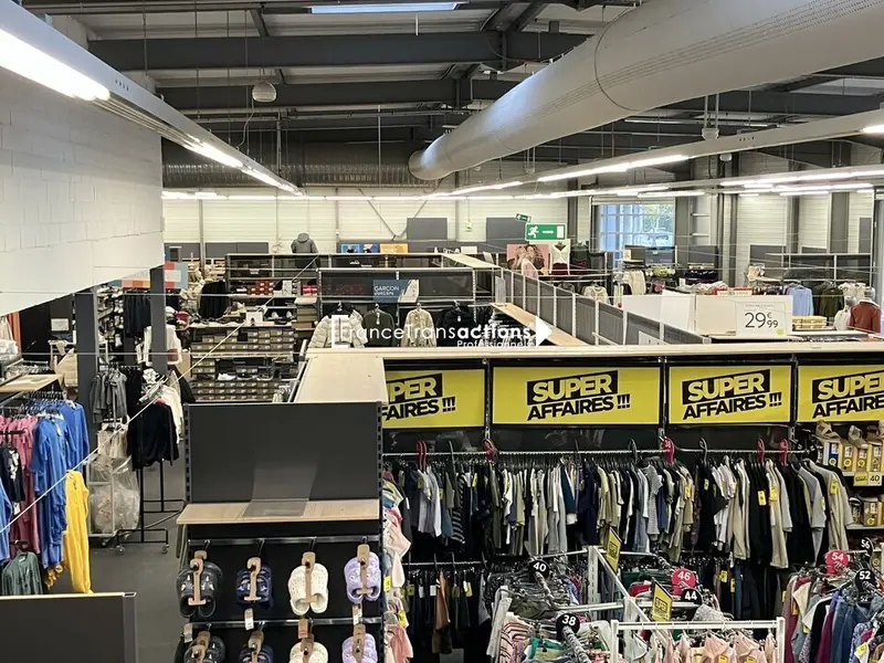  A LOUER LOCAL COMMERCIAL 832 M² EXCELLENTE VISIBILITE 