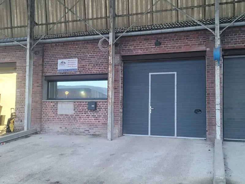 Local rénové dans une petite zone artisanale.