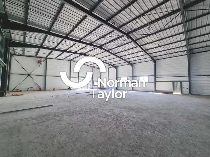 Au cur de la zone Polygone nord, Local neuf de 500 m² environ.