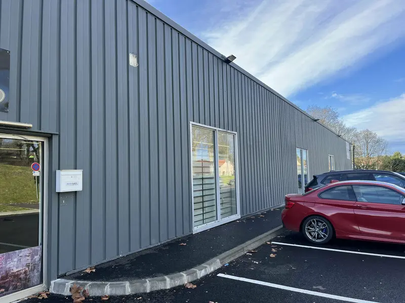 LOCAL COMMERCIAL A LOUER VISIBLE DEPUIS UNE RUE TRES PASSANTE