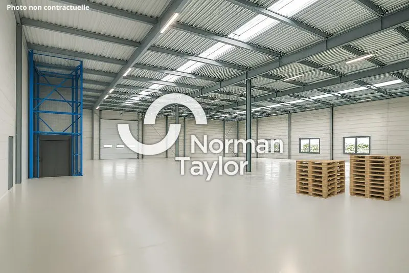 À LOUER  Local professionnel de 900 m²