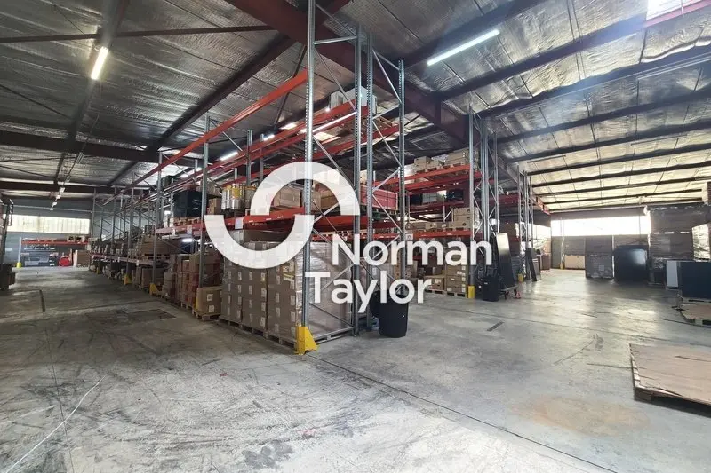 Local d'activité de 1 560 m² à louer  Béziers